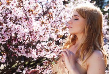 çiçek açan sakura Bahçe çiçek kokulu kadın