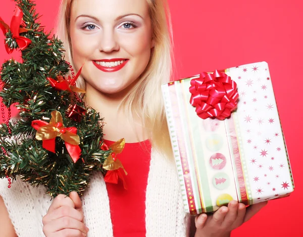 Mujer sosteniendo regalo y el árbol —  Fotos de Stock