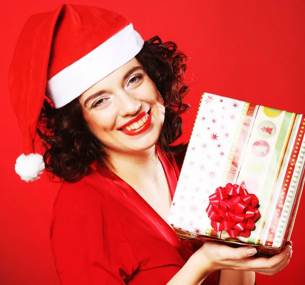 Жінка з різдвяною подарунковою коробкою — стокове фото
