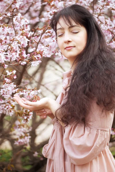 Bahar çiçek bahçesi kadında — Stok fotoğraf
