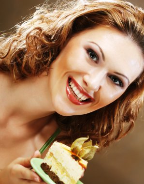 lezzetli pasta kadar tutan genç kadın