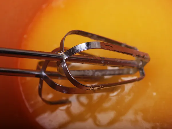 Le uova e lo zucchero in ciotola di miscelazione si preparano per cuocere — Foto Stock