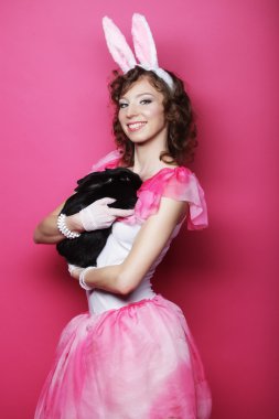 siyah tavşan ile mutlu kadın