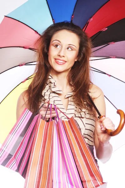 Alışveriş çantalı ve şemsiyeli kadın. — Stok fotoğraf