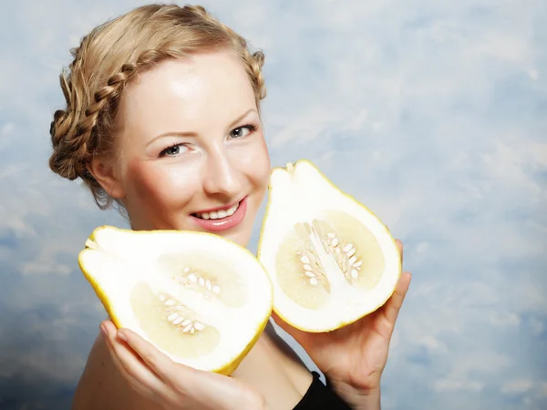 Meisje houdt in echt grote citrusvruchten - pamelo, — Stockfoto