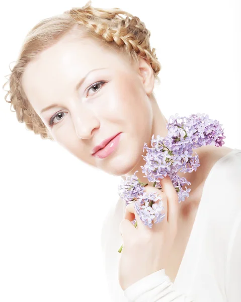 Lente meisje met lila bloemen. — Stockfoto