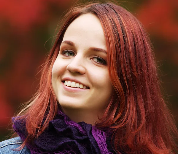 Retrato de hermosa mujer sonriente encantadora —  Fotos de Stock