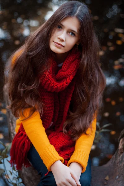 Junge lächelnde Frau im Herbstpark — Stockfoto