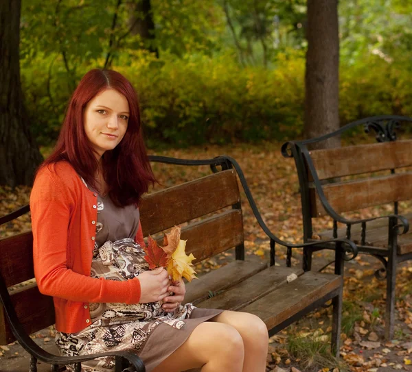 Donna incinta che cammina nel parco autunnale — Foto Stock