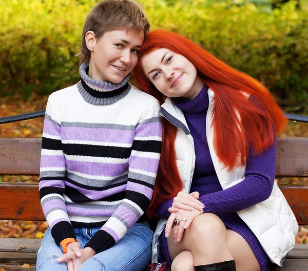 Twee mooie meisjes in herfst park — Stockfoto