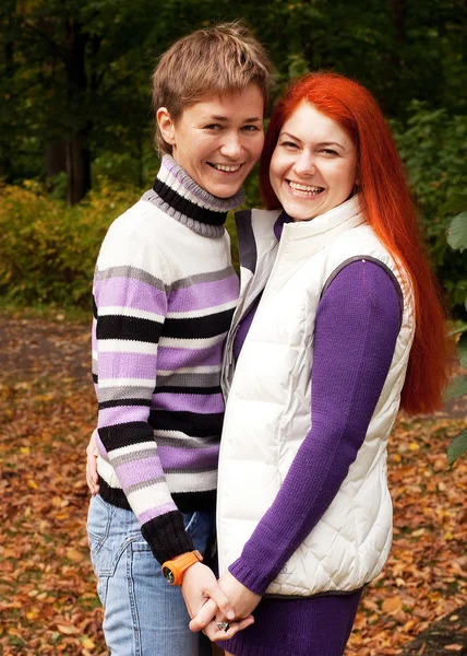 Dos chicas guapas en el parque de otoño —  Fotos de Stock