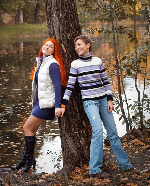 Twee mooie meisjes in herfst park — Stockfoto