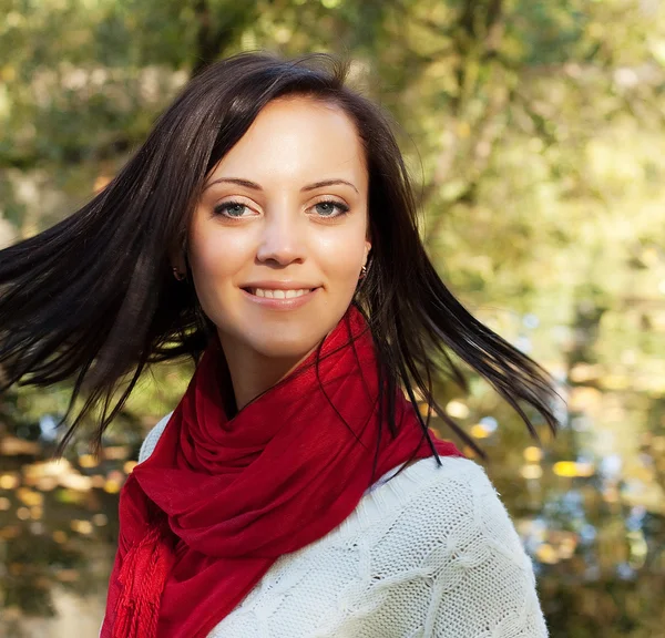 Lycklig kvinna nära floden under höstsäsongen — Stockfoto