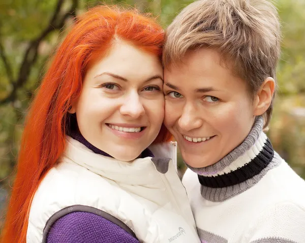 Dos chicas guapas en el parque de otoño — Foto de Stock