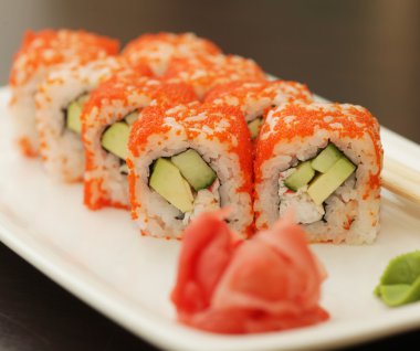Taze ve lezzetli suşi ruloları.