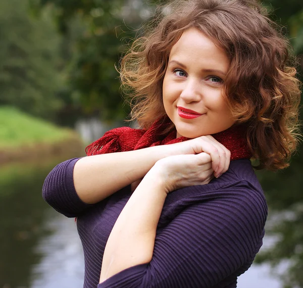 Mujer cerca del río en temporada de otoño —  Fotos de Stock