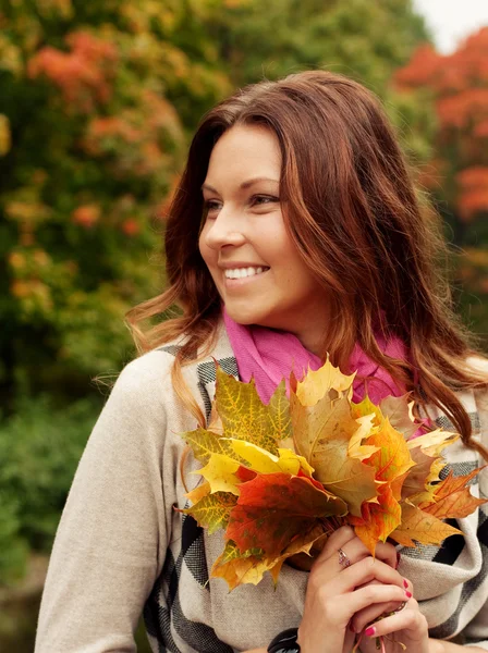 Donna che cammina nel parco autunnale — Foto Stock