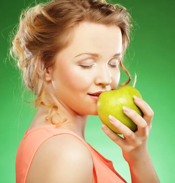 Kvinna med grönt äpple — Stockfoto