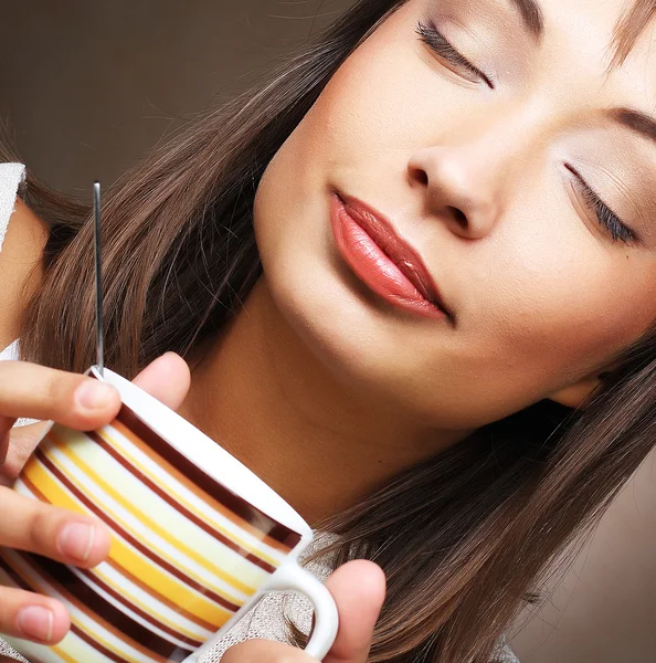 Belle femme buvant du café — Photo