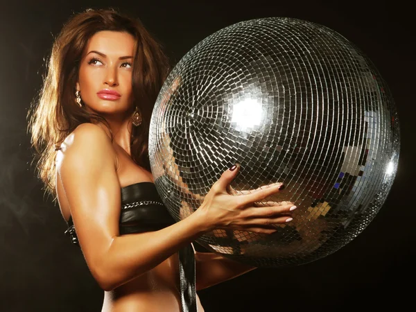 Flicka i rök med disco boll — Stockfoto