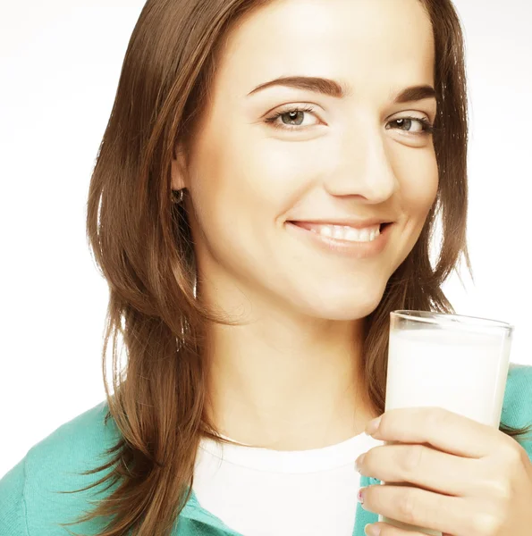 Jonge dame met een glas melk — Stockfoto