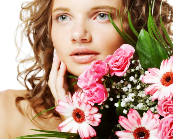 Bela jovem com flores de buquê — Fotografia de Stock