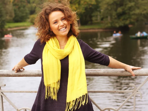 Vrouw op brug in herfstpark — Stockfoto