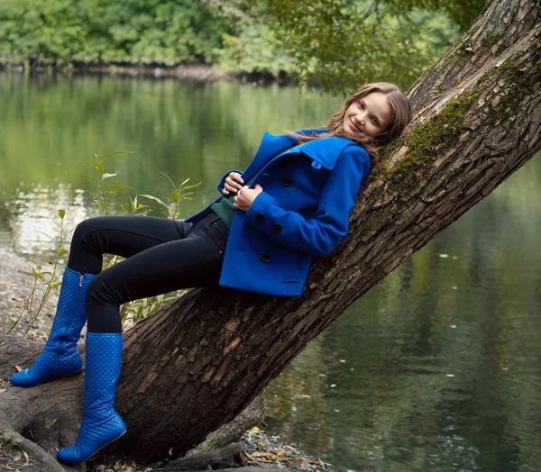 Mujer cerca del río en temporada de otoño —  Fotos de Stock