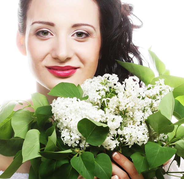 Kvinna med vita blommor — Stockfoto