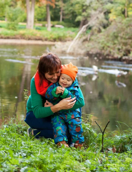 Lycklig familj ha kul i höstparken — Stockfoto