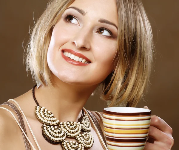 Belle femme buvant du café — Photo