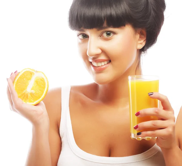 Morena mulher segurando suco de laranja — Fotografia de Stock