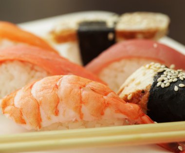 Suşi beyaz tabakta.