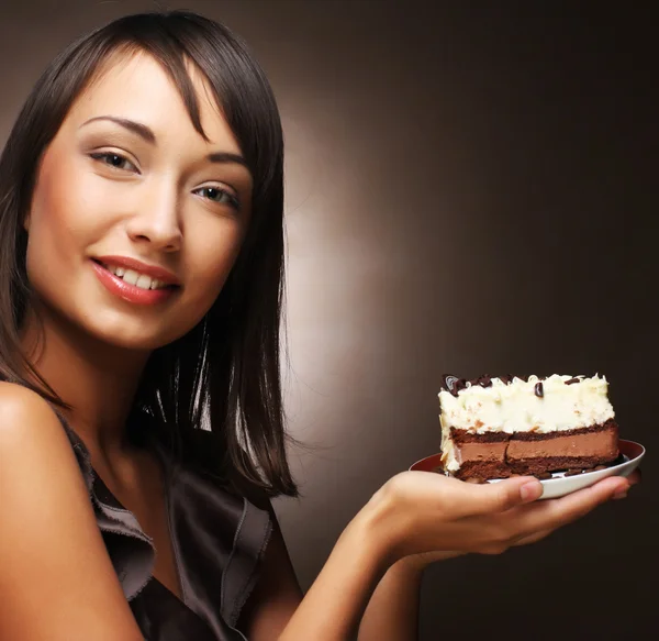 Hermosa joven con un pastel — Foto de Stock