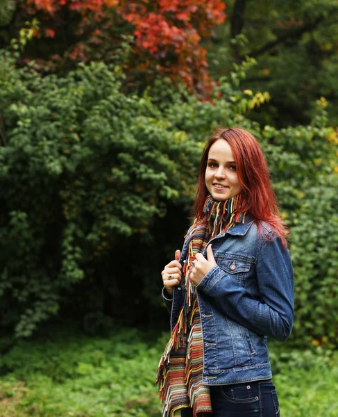 Bonita mujer relajándose en el parque de otoño — Foto de Stock