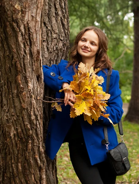 Donna che cammina nel parco autunnale — Foto Stock