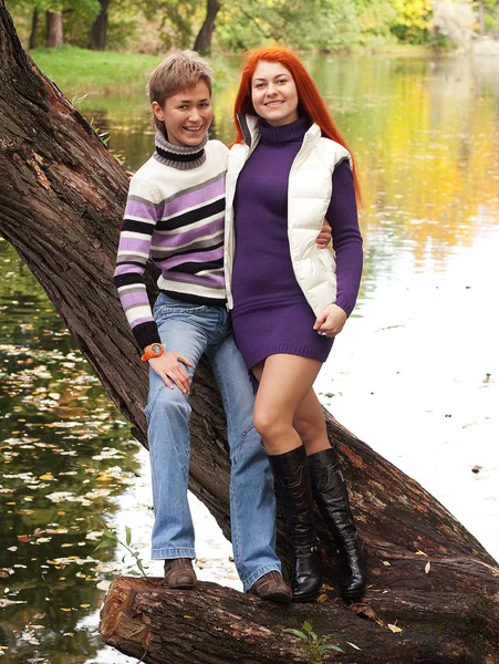 秋の公園で二人の美しい女の子 — ストック写真