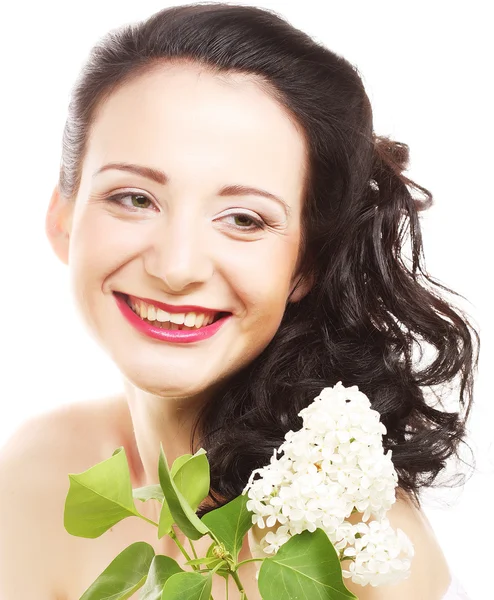 Женщина с белыми цветами — стоковое фото