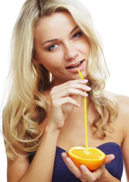 Ung lycklig kvinna dricker apelsinjuice. — Stockfoto