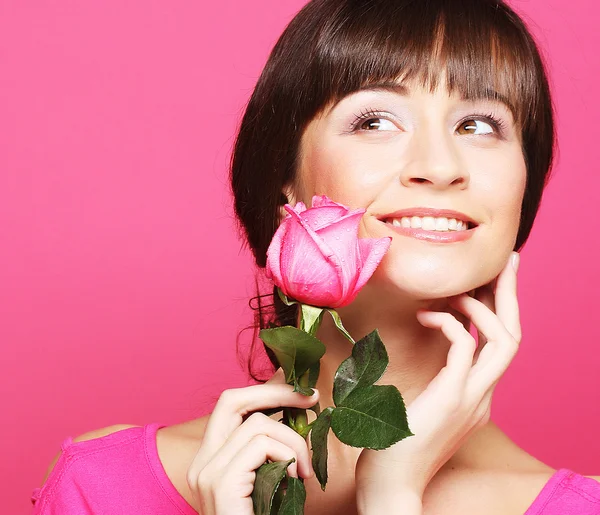 Mujer feliz sosteniendo rosa rosa — Foto de Stock