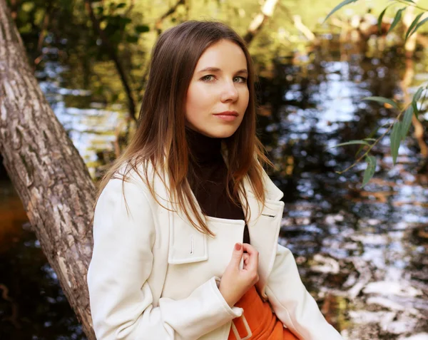 Giovane donna sorridente nel parco autunnale — Foto Stock