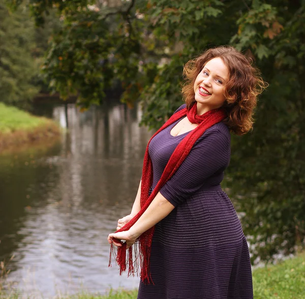 Mujer de moda cerca del río en la temporada de otoño —  Fotos de Stock