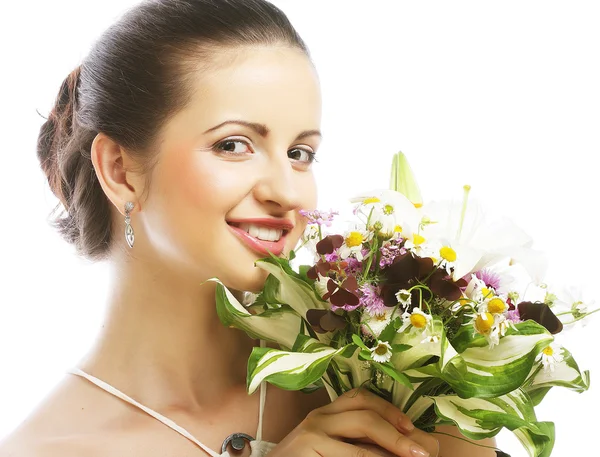 Bela jovem com flores de buquê — Fotografia de Stock