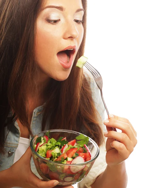 Молода щаслива жінка їсть салат . — стокове фото