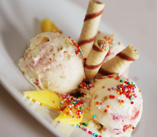 Strawberry ice cream — Stock Photo, Image