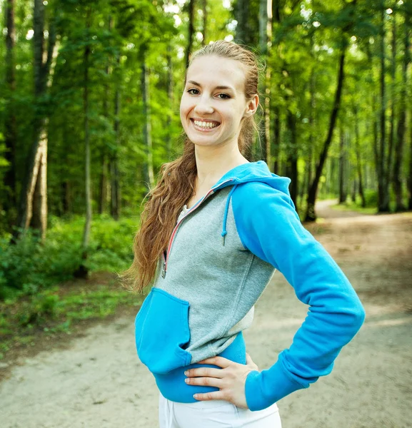 Joven mujer deportiva al aire libre . — Foto de Stock