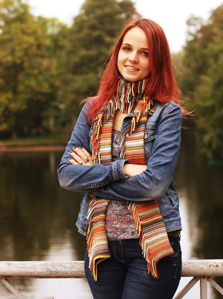 Donna sul ponte nel parco autunnale — Foto Stock