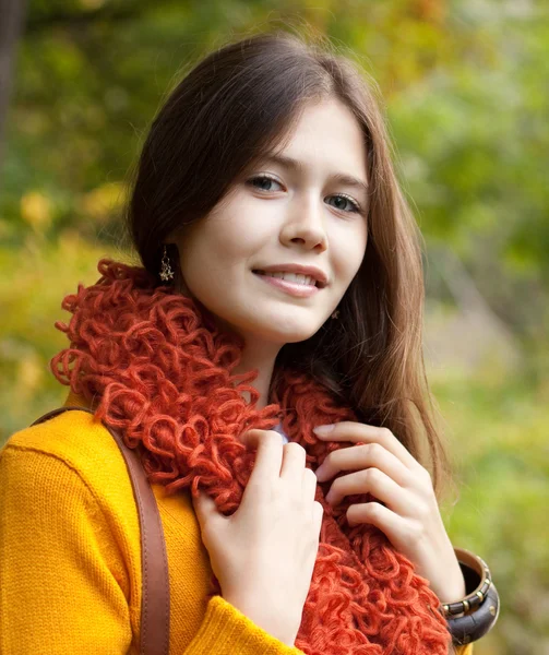 Pretty woman relaxing in the autumn park — Stock Photo, Image