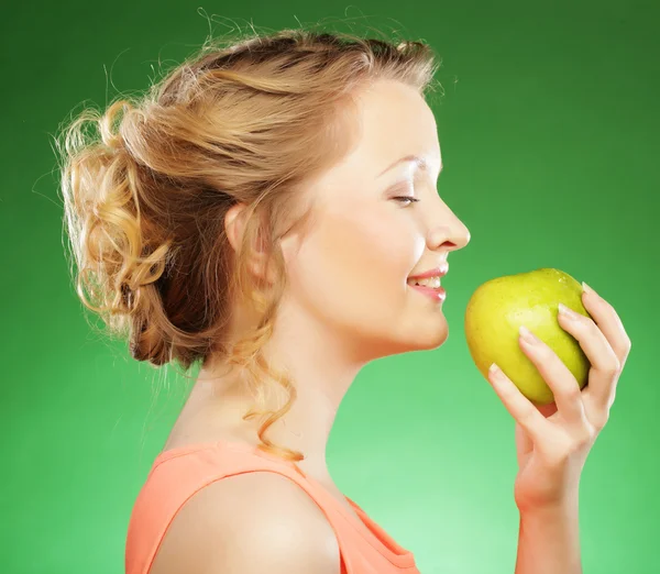 Kvinna med grönt äpple — Stockfoto