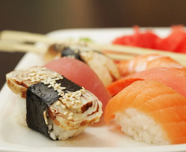 Sushi ensemble sur plaque blanche — Photo
